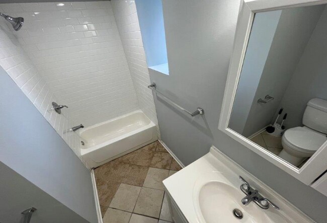 Building Photo - 2300 S Ridgeway Ave