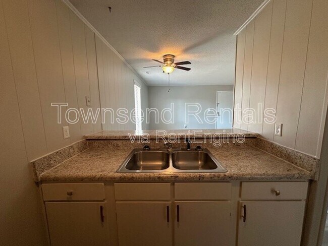 Building Photo - 5850 Century Oaks Dr