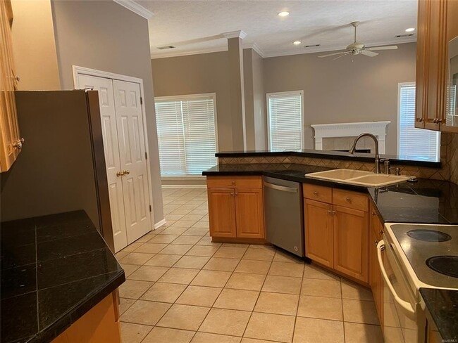 Building Photo - 1924 Dundee Dr