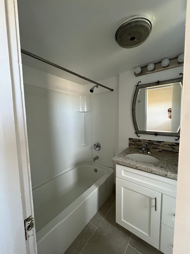 Building Photo - 175 Johnston Dr B