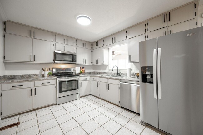 Building Photo - 9100 Coventry Ln