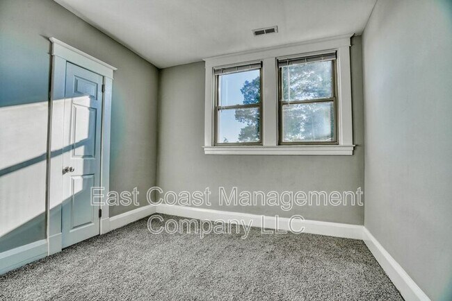 Building Photo - 2110 Taylor Ave