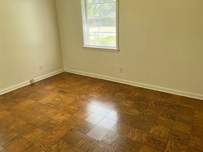 Building Photo - 3BR/1BA in Hyde Park