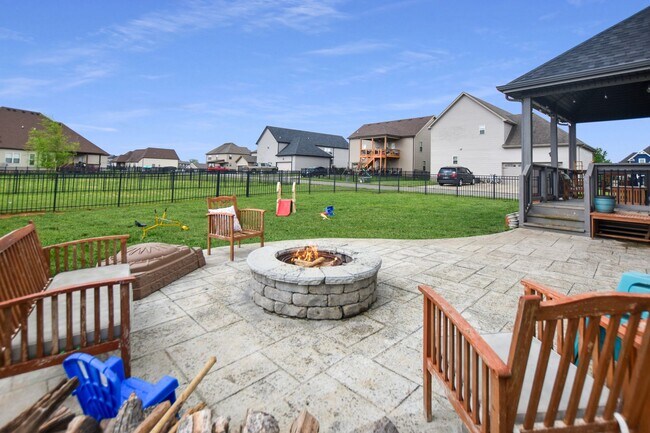Building Photo - Pet Friendly Five Bedroom!