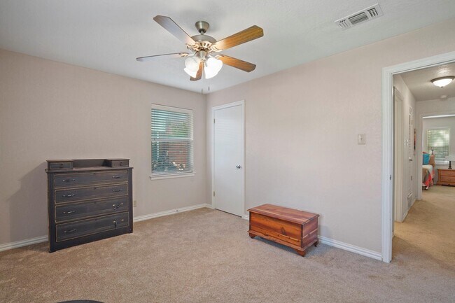 Building Photo - 205 Teeter Dr