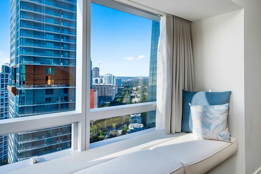 Building Photo - 1435 Brickell Ave