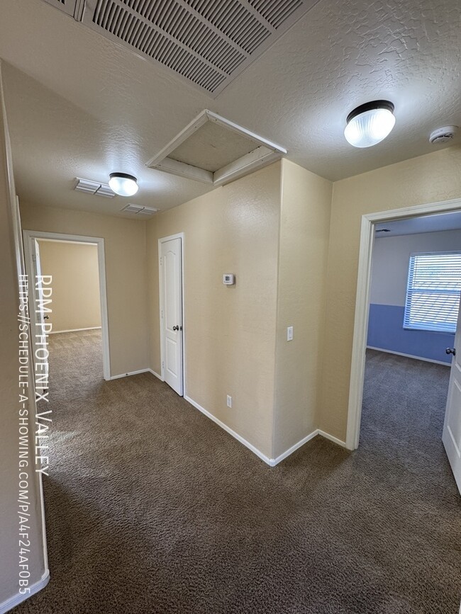 Building Photo - Cozy 4 bed / 2.5 bath with new carpet in p...