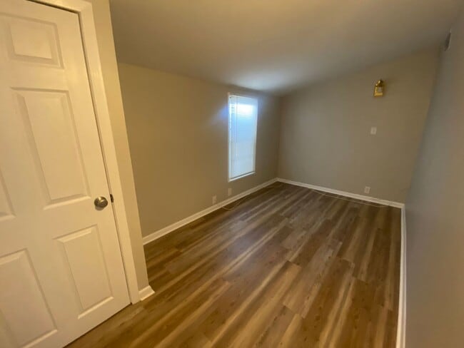 Building Photo - Cozy Duplex Unit Close to Downtown & Massa...