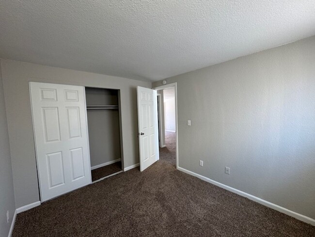 Building Photo - Amazing 2 Bedroom 1 Bathroom Apartment!! L...