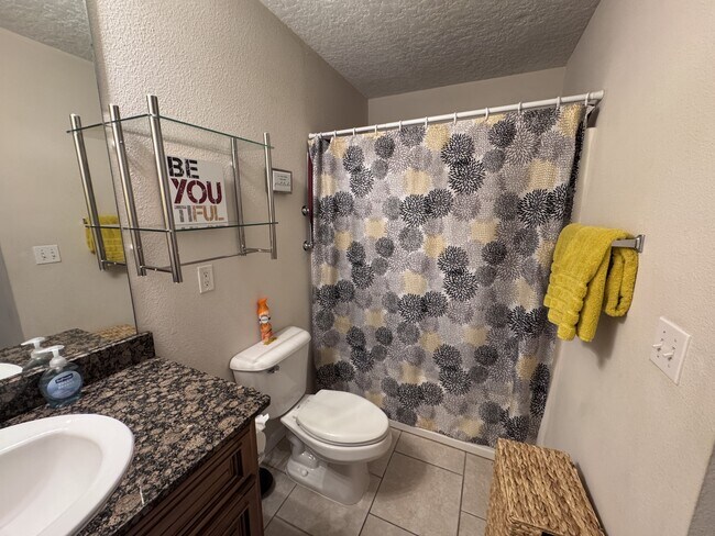 Building Photo - 1100 Century Oaks Dr