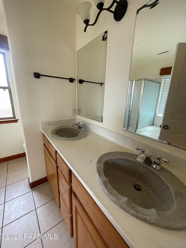 Building Photo - 2575 Solar View Dr