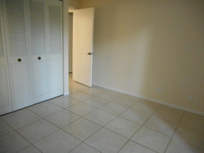 Building Photo - 202 Foxtail Dr