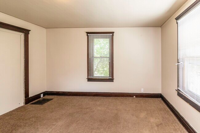 Building Photo - 831 Brookwood Pl