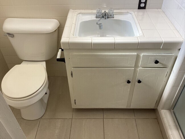 Building Photo - 4424-4426 E Dakota Ave