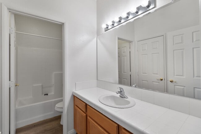 Building Photo - Beautiful 2 Bedroom Condo