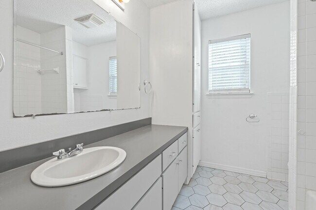 Building Photo - 5402 Jeffburn Cove