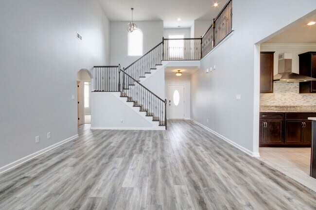 Building Photo - mega Huge wow. 4 bed 3 bath.