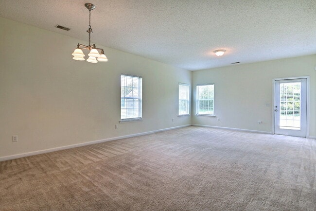 Building Photo - 3 Bedroom 2 Bathroom Live Oak - Richmond Hill