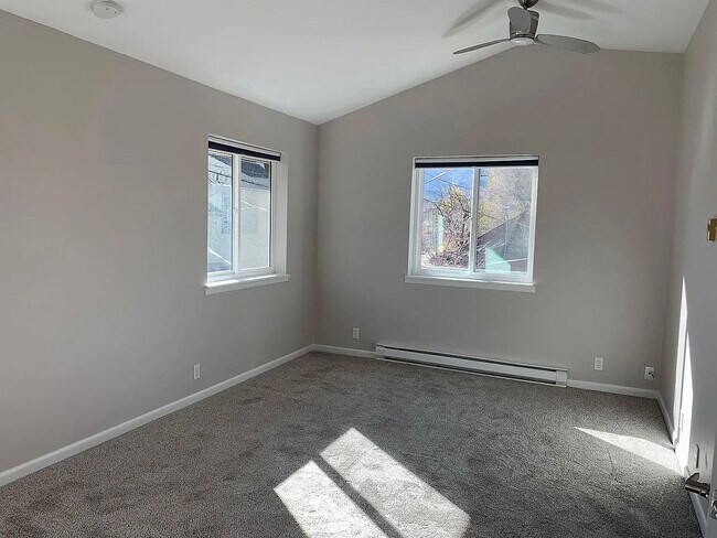 Building Photo - 2 Bedroom 1 Bathroom