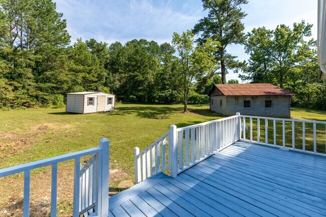 Building Photo - Stylish, Spacious & Updated! Don’t Miss Th...