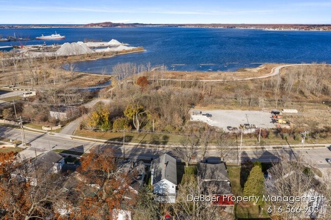 Building Photo - 1621 Lakeshore Dr