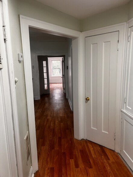 Building Photo - 6113 S Sacramento Ave