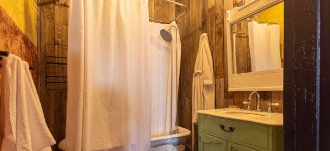 Building Photo - 3 Bedroom/2.5 Bath home