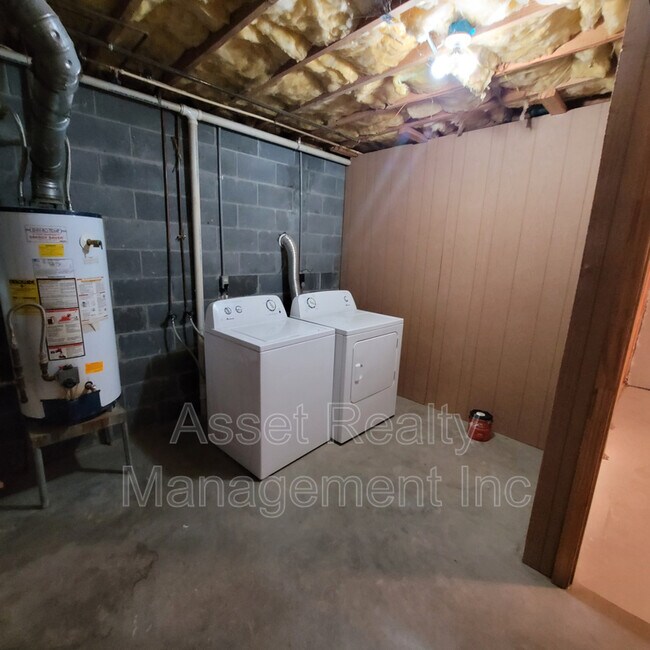 Building Photo - 1685 Meadow Spring Dr