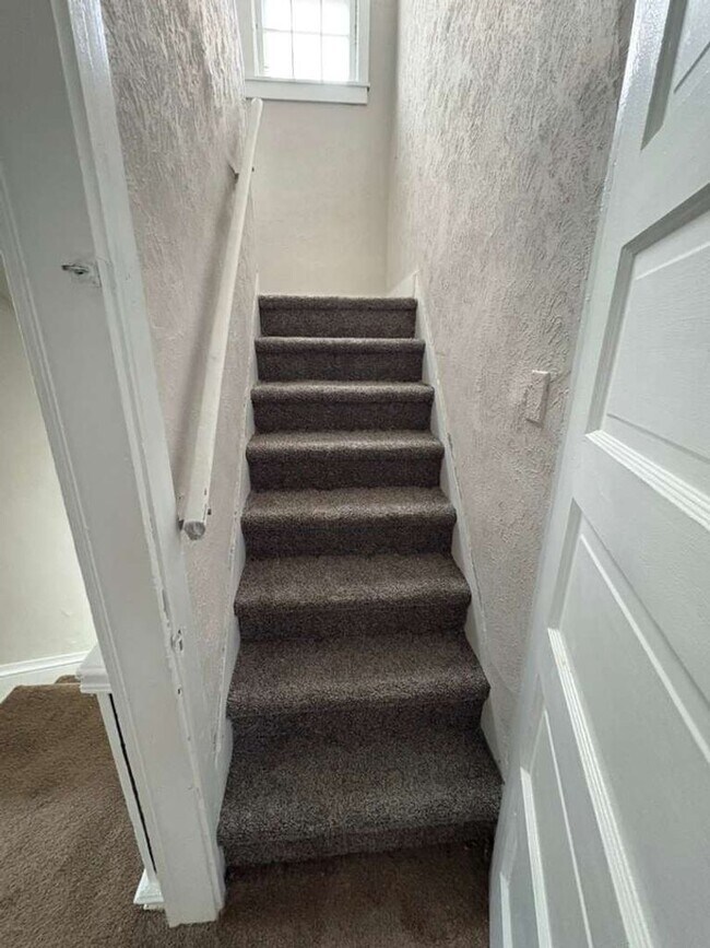 Building Photo - Beautiful Large 5 Bedroom Home Cleveland