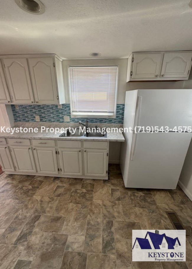 Building Photo - Remodeled 3 Bedroom Plus/1 Bathroom/Carpor...