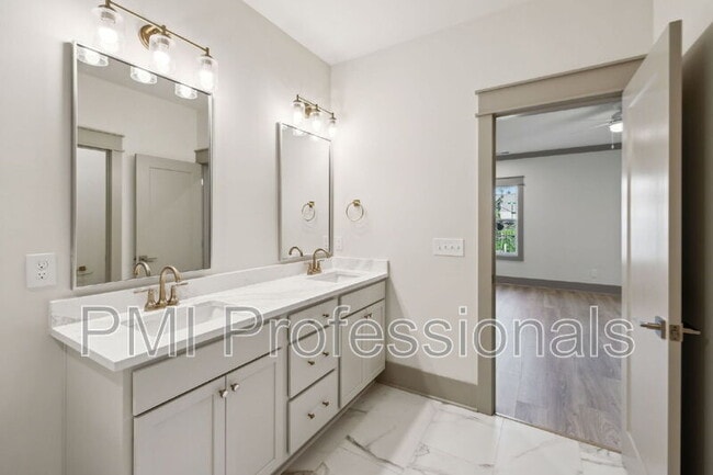 Building Photo - 3419 John Richards Dr