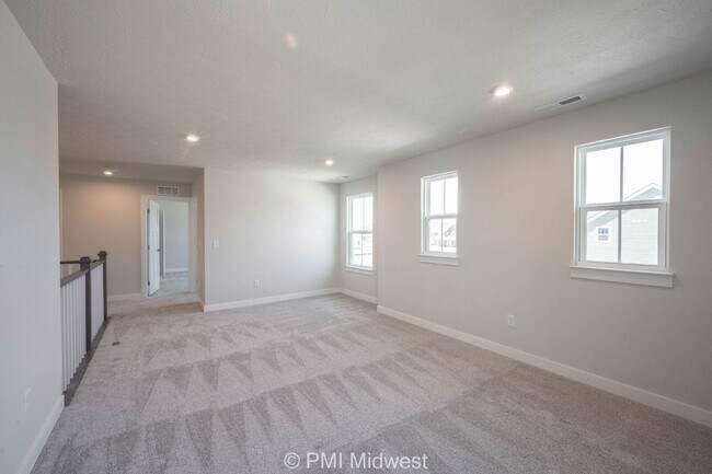 Building Photo - "Spacious 5-Bedroom Retreat with 2.5 Baths...