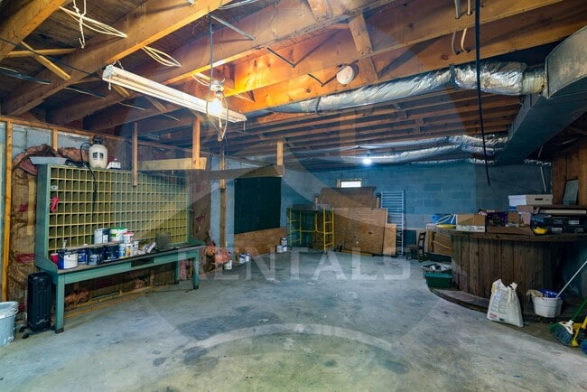Building Photo - Beautifully remodeled 4 bedroom 2 bath hom...