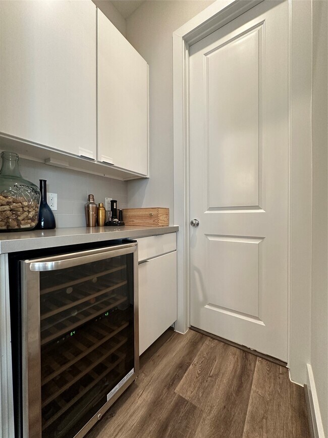 Building Photo - 1274 N Post Oak Rd