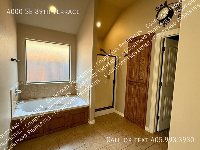 Building Photo - 4000 SE 89th Terrace