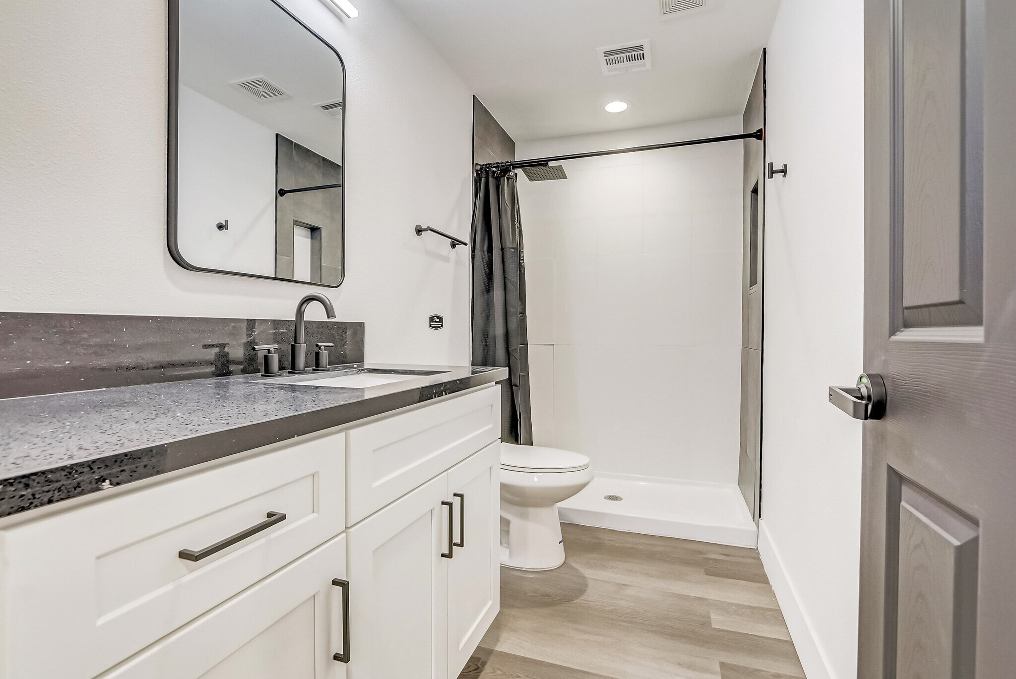 Building Photo - 540 E Saint Louis Ave