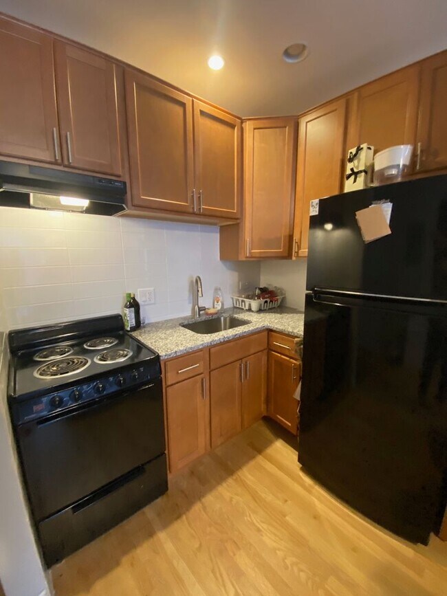 Building Photo - Remodeled Uptown Studio! Red Line - Lake