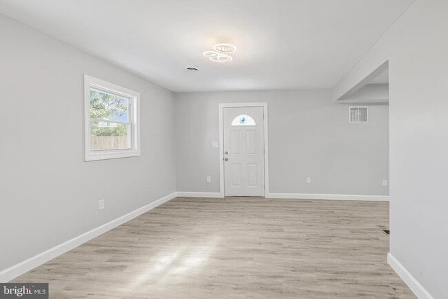 Building Photo - 12 Holbrook Ln