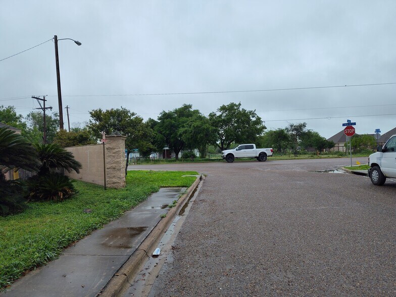 Building Photo - 2117 Aruba Dr