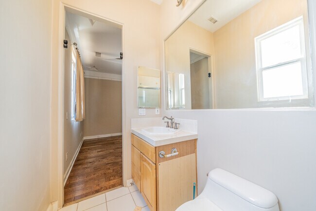 Building Photo - 17425 Cyrus Ln