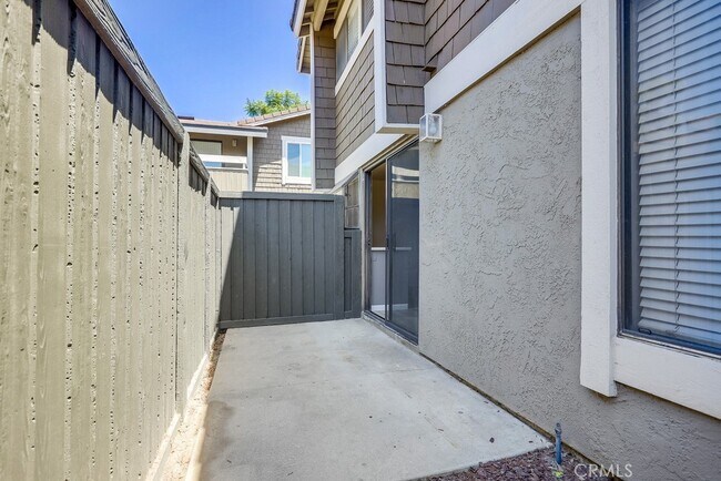 Building Photo - 323 Streamwood-