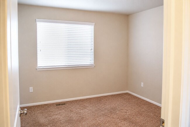 Building Photo - 3 Bedroom, 2.5 Bath - 2 Story Home in Loveland with New Carpet 2026
