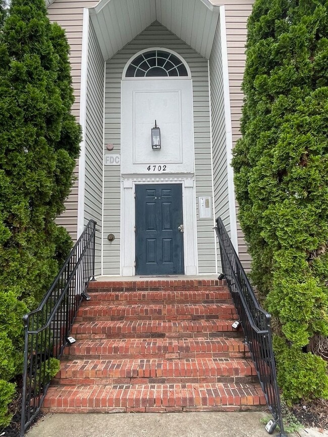 Building Photo - 2 BED, 2 BATH CONDO LOCATED IN GREENSBORO! LAST MONTH'S RENT FREE IF YEAR LEASE IS COMPLETED!