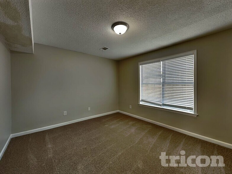 Building Photo - 1016 Forest Glen