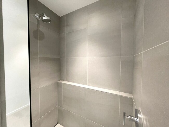 Building Photo - Spacious Vista Pearl Condo with Bonus Den, Stunning Views and Fabulous Amenities