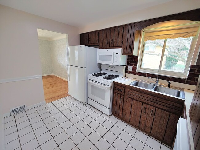 Building Photo - *Well-Maintained & Spacious 3BD/1.5BA Single Family Home Available in Baldwin*