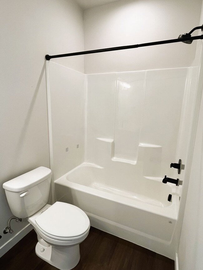 Building Photo - Modern Luxury Meets Convenience in Hillsboro