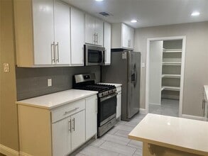 Building Photo - 518 Burnwood Dr