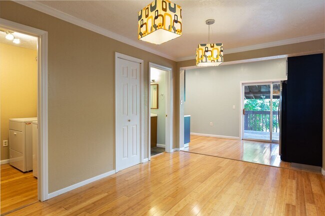 Building Photo - Updated 3BR 3 bath House with off street p...