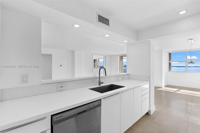 Building Photo - 1420 Brickell Bay Dr